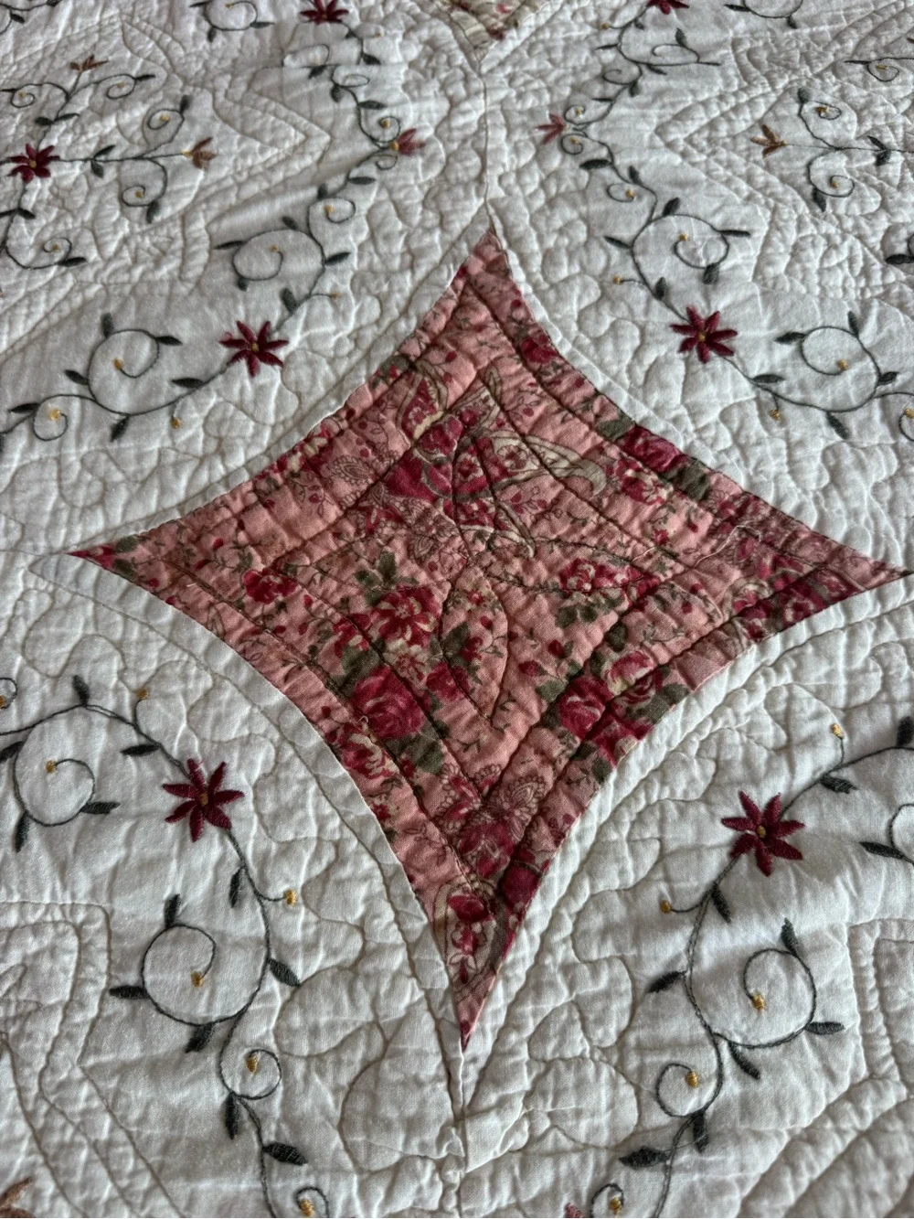 JC Penney 100% Cotton White/Dusty Rose Cal King+ Quilt Two Shams Floral Cottage